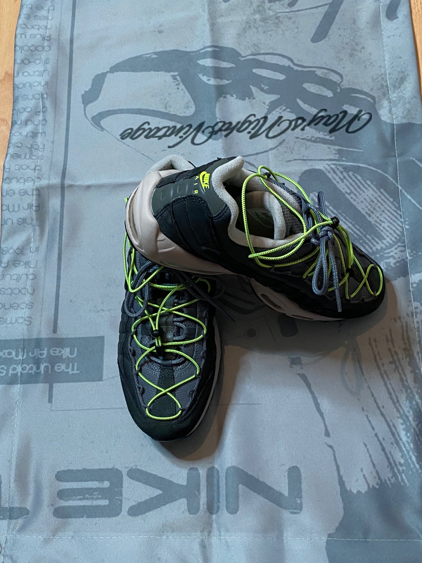 Nike Air Max 95 Speed Lacing Off Noir Volt
